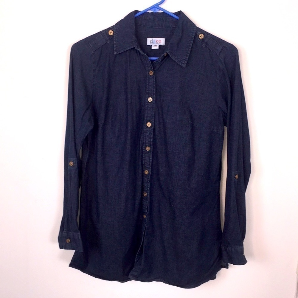 🌸 Denim&Company blue button down top. Size XXS.